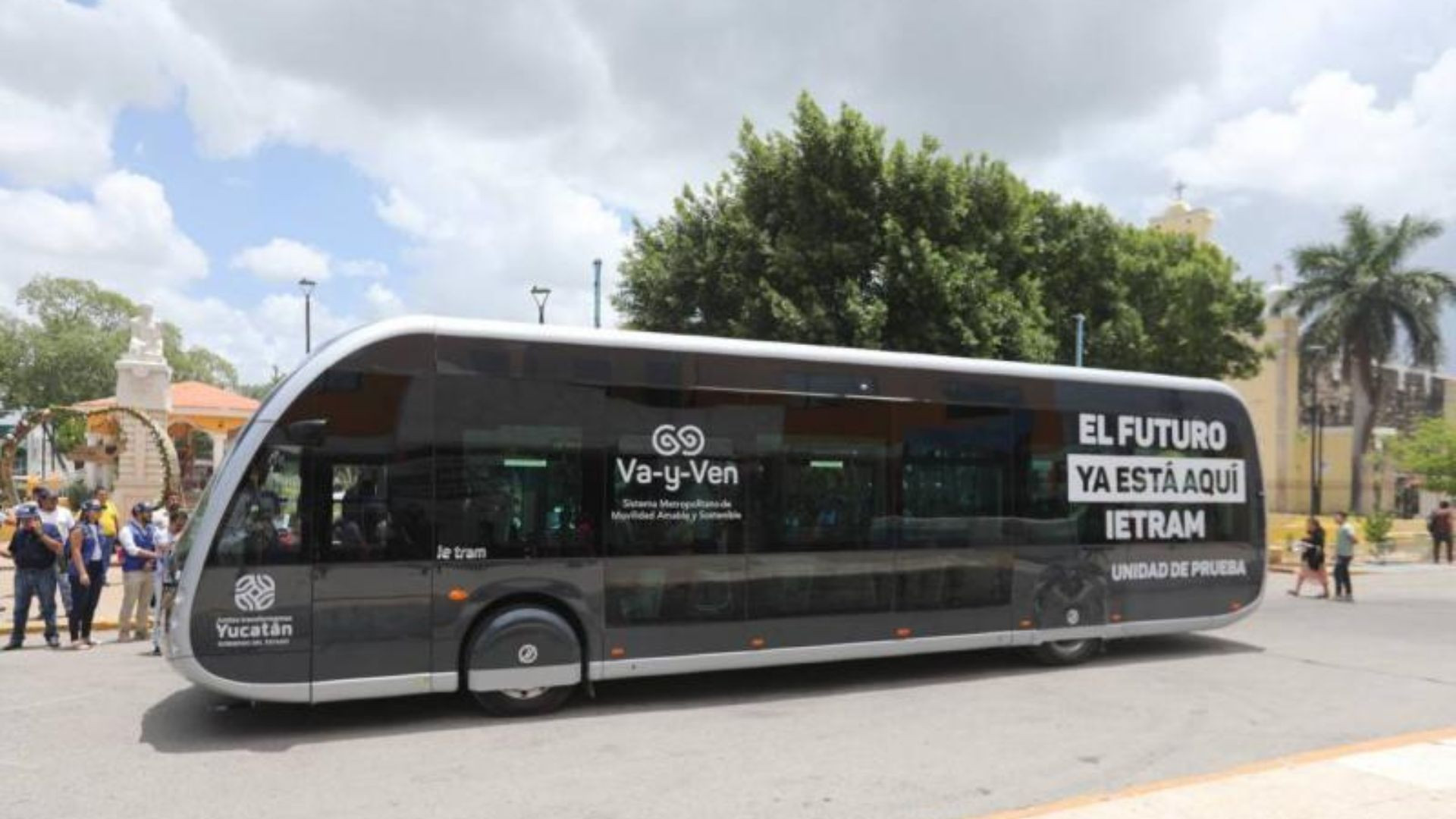 El IE-TRAM (unidad 100% eléctrica) se exhibió en el Palacio Municipal de Kanasín