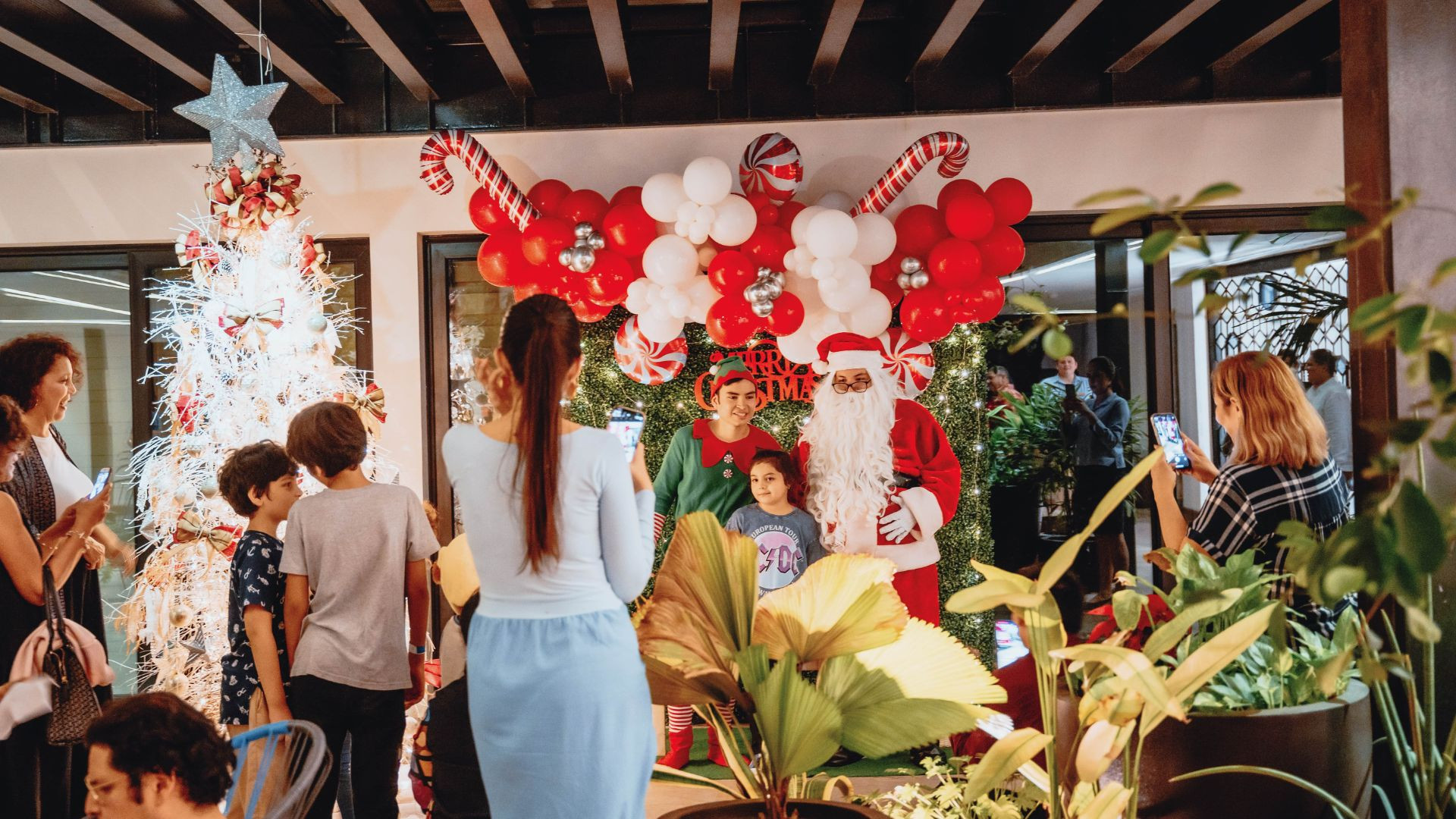 Entre luces y felicidad, el Hotel Wayam realizó el encendido de su árbol navideño