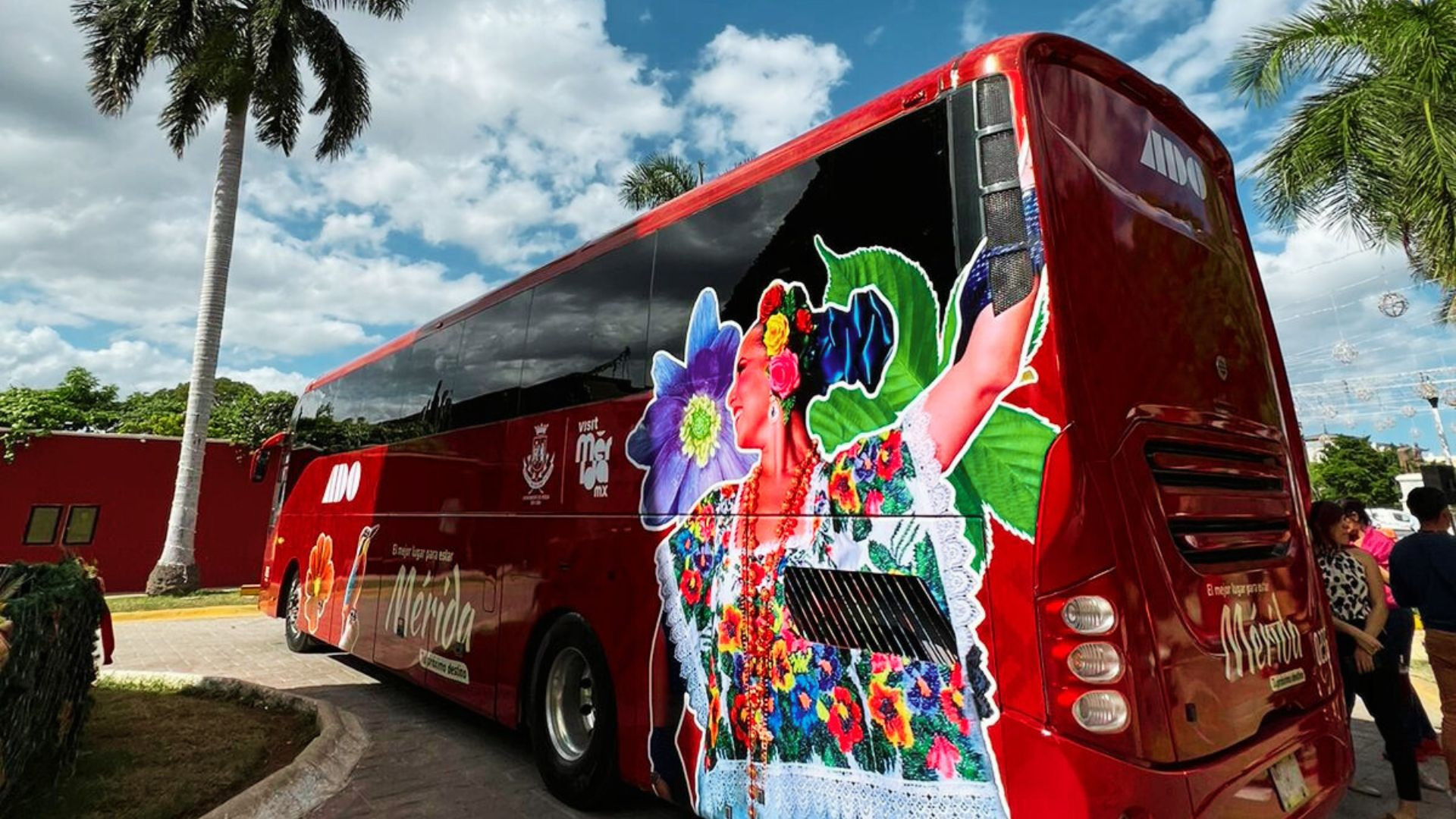 Mérida y ADO presentan un autobús promocional para potenciar el turismo