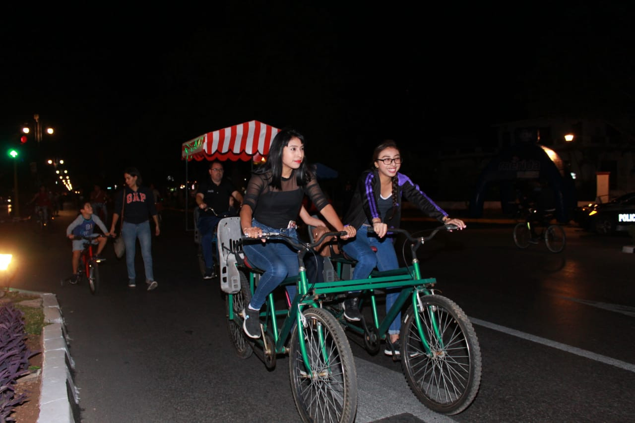 Pedaleando bajo las estrellas: La magia de la biciruta nocturna en Mérida